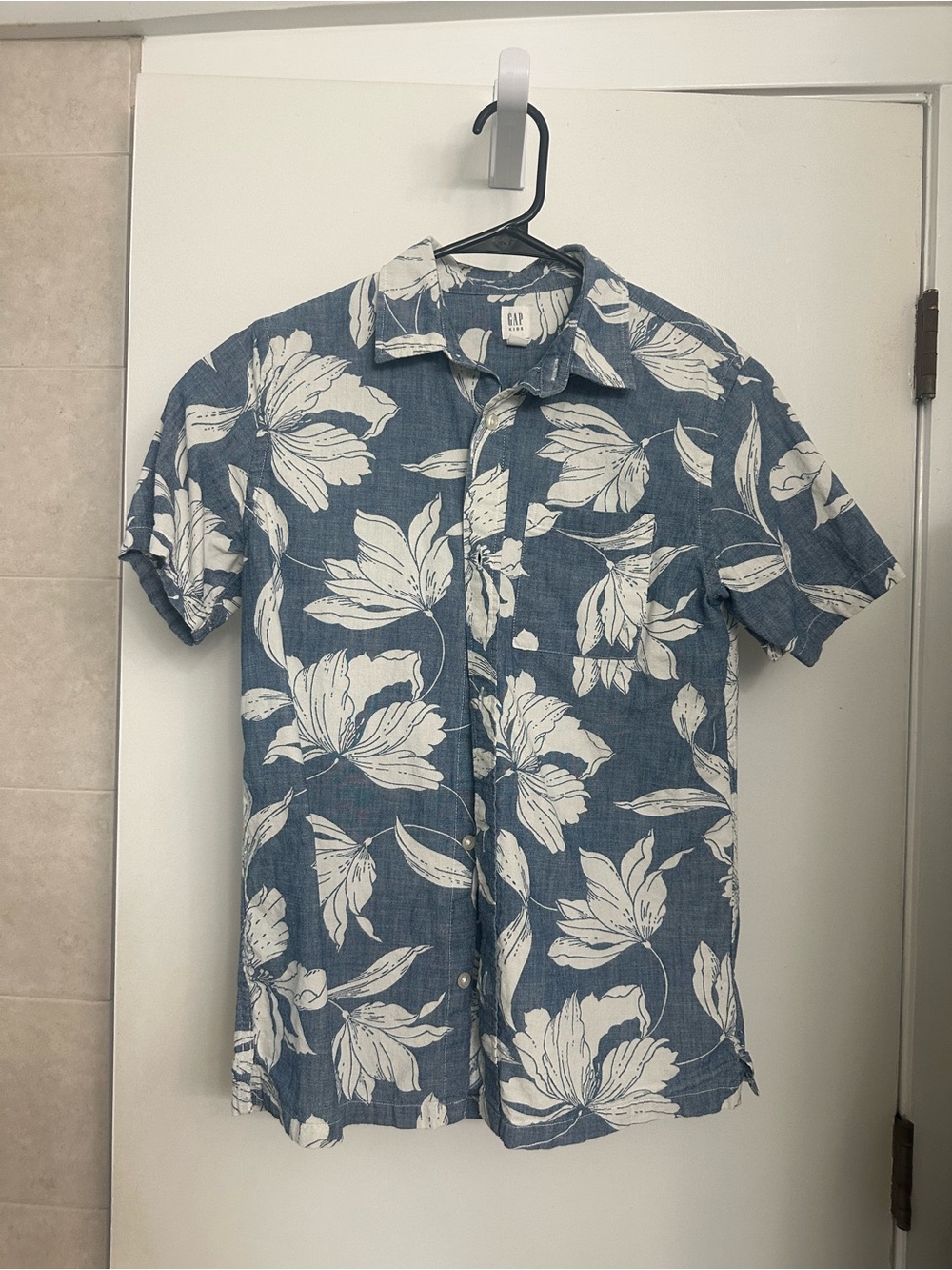 GAP Blue and White Floral Short Sleeve Button-Up Shirt